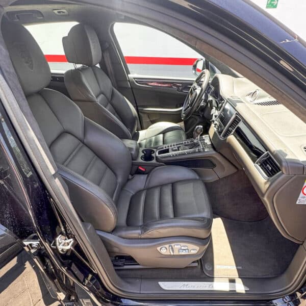 Porsche Cayenne Macan Turbo 3.0L V6 2017 Color Negra